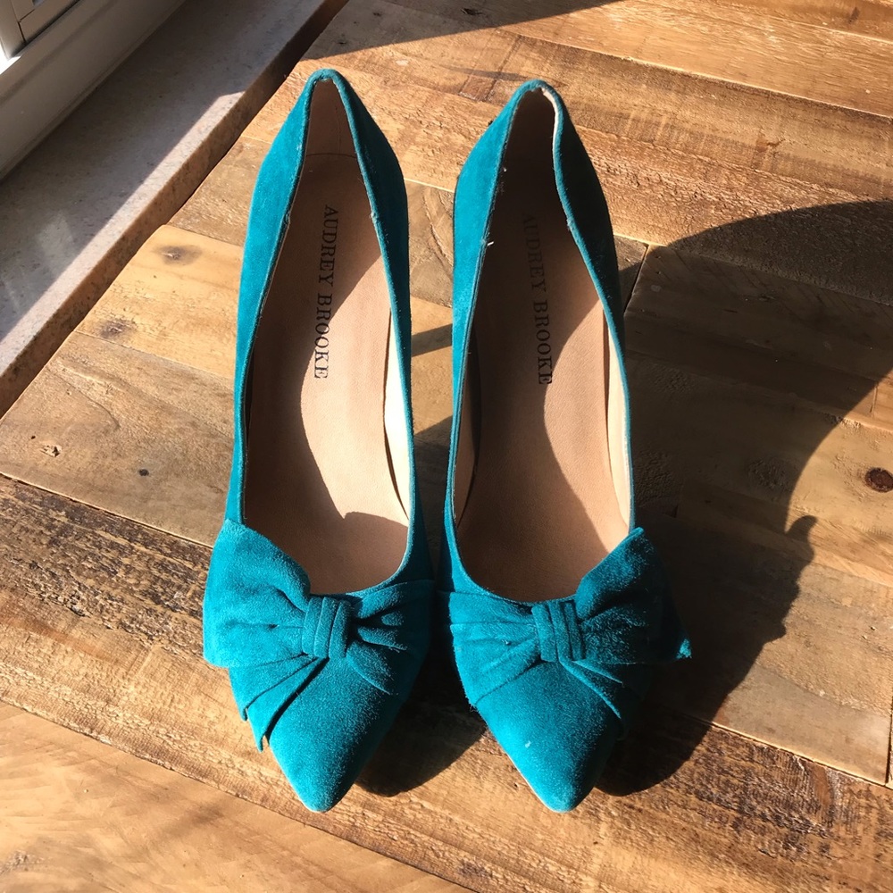 SOLD Audrey Brooke teal/turquoise suede heels 6.5